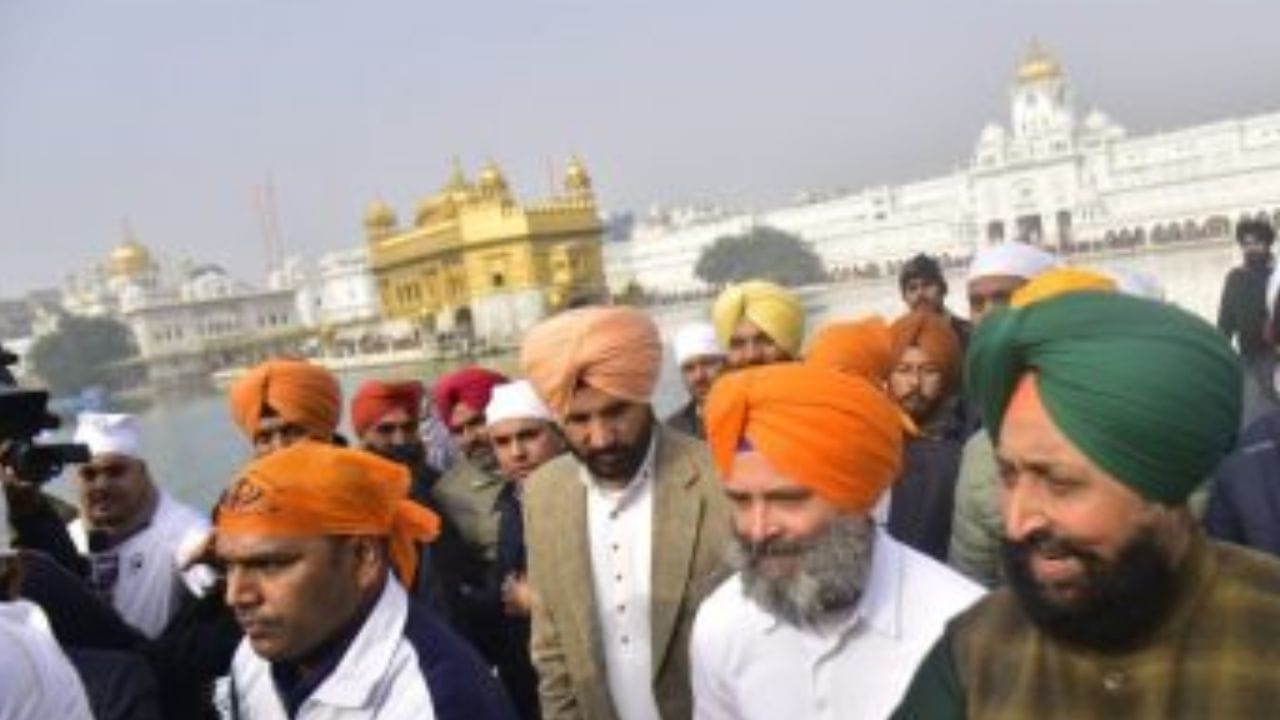 চলতি বছরের গোড়ায় ভারত জোড়ো যাত্রা-র সময়ও স্বর্ণমন্দিরে এসেছিলেন রাহুল গান্ধী। ছবি সৌজন্য: PTI 