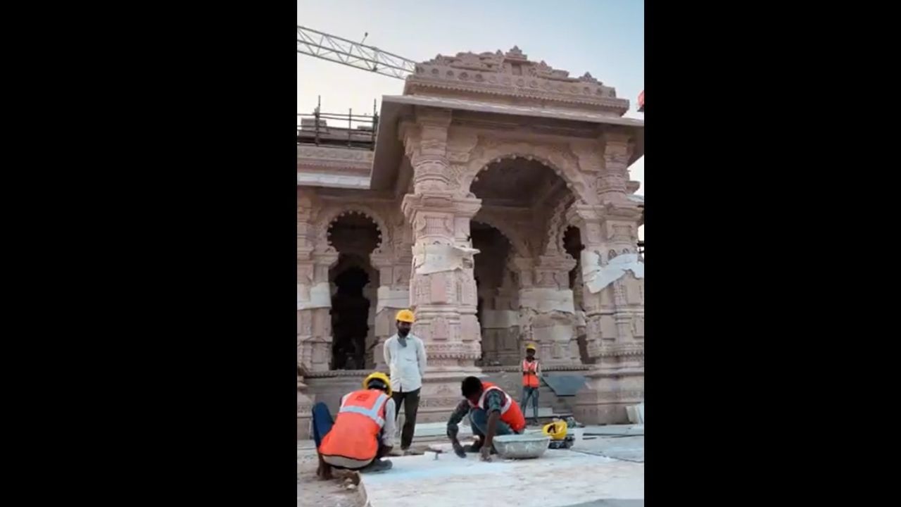 হাতে আর খুব বেশি সময় নেই। তাই মন্দির দেওয়ালে নকশার শেষ মুহূর্তের কাজ চলছে জোরকদমে।