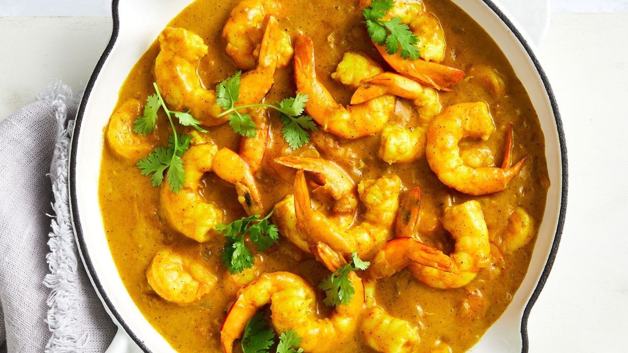 গ্যাসের ফ্লেম লো রেখে মশলা কষিয়ে তা ঢাকা দিয়ে রাখুন। যত ভাল কষাবেন ততই তেল ছাড়বে তাই ঢাকা দিয়ে বার বার এভাবে কষাতে থাকুন। একটি বাটিতে হাফ কাপ গরম দুধ নিয়ে ওর মধ্যে একটু জাফরান দিয়ে ভিজিয়ে রাখুন 