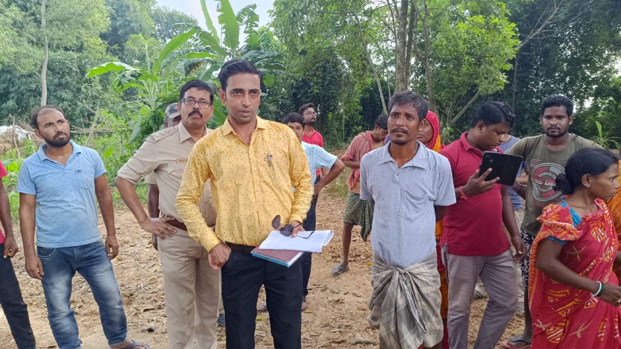 South Dinajpur: স্বাধীনতার পর থেকে কাঁচা রাস্তা, তীব্র জল সঙ্কট, পুজোর মুখে তপনে পথ অবরোধ গ্রামবাসীদের