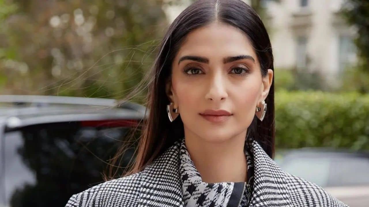 Sonam Kapoor: অবশেষে ছেলের মুখ দেখালেন সোনম, কার মতো দেখতে বায়ু কে?