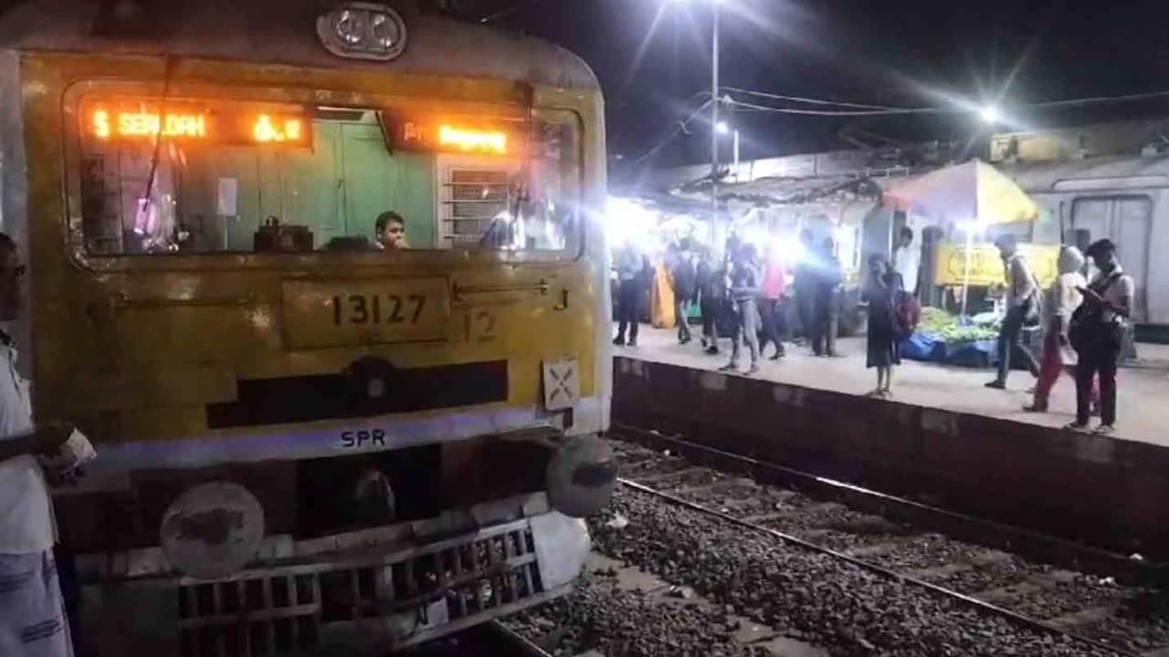 Local Train: অফিস ফিরতি সময়ে বালিগঞ্জ স্টেশনে গোলযোগ, শিয়ালদহ দক্ষিণ শাখায় ব্যাহত ট্রেন পরিষেবা