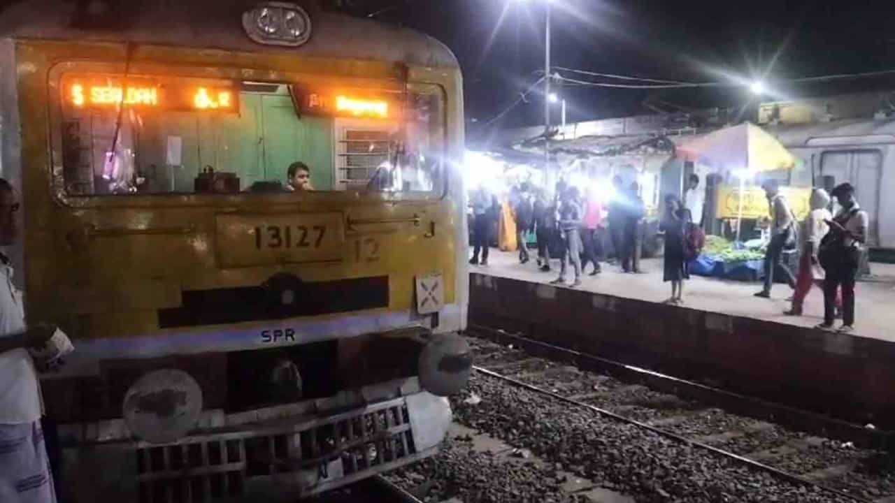 Local Train: অফিস ফিরতি সময়ে বালিগঞ্জ স্টেশনে গোলযোগ, শিয়ালদহ দক্ষিণ শাখায় ব্যাহত ট্রেন পরিষেবা Local Train: অফিস ফিরতি সময়ে বালিগঞ্জ স্টেশনে গোলযোগ, শিয়ালদহ দক্ষিণ শাখায় ব্যাহত ট্রেন পরিষেবা