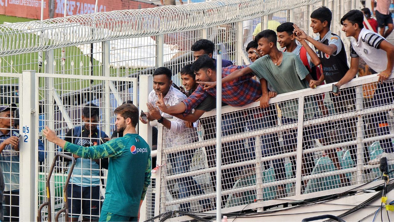 Shaheen Shah Afridi shook hands with fans and took selfie with fans at Eden Gardens
