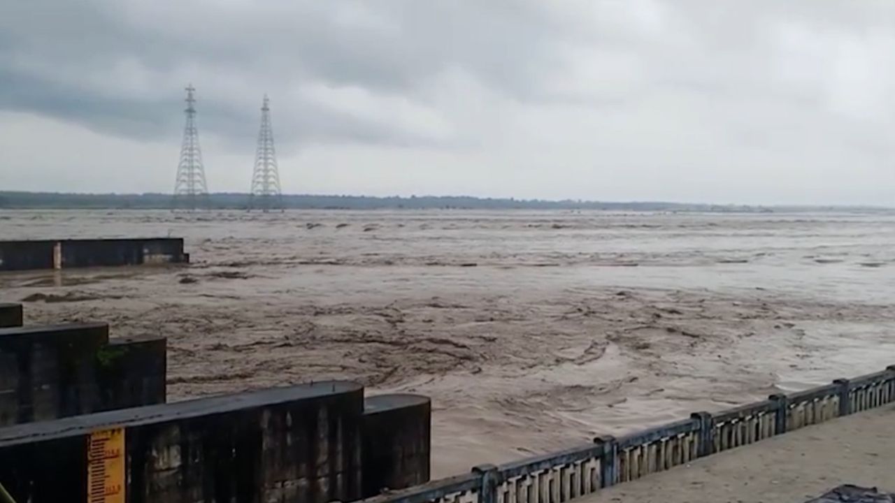 Sikkim Flood: ভয়াবহ বন্যার আশঙ্কা জলপাইগুড়িতে, স্কুল ছুটির নির্দেশ, মেখলিগঞ্জে নামল বিপর্যয় মোকাবিলা দফতর