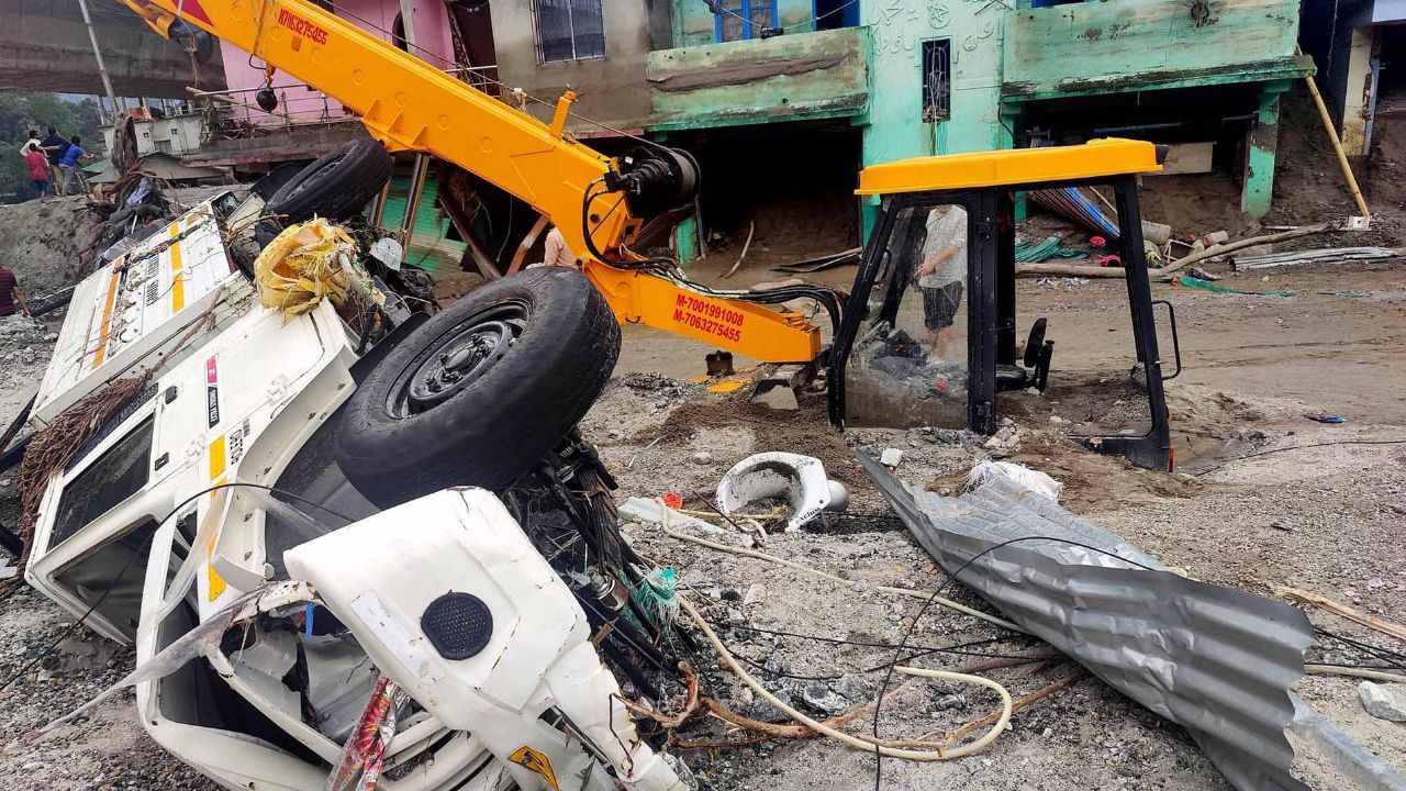 Sikkim Flood: সিকিম আর বাংলা থেকে ৫৬ জনের দেহ উদ্ধার, বিপর্যয়ে এখনও নিখোঁজ শতাধিক