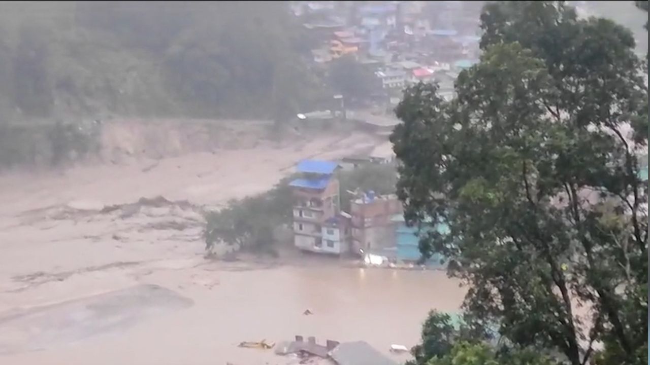 Sikkim Flood: রুদ্ররূপ তিস্তার! জারি লাল সতর্কতা