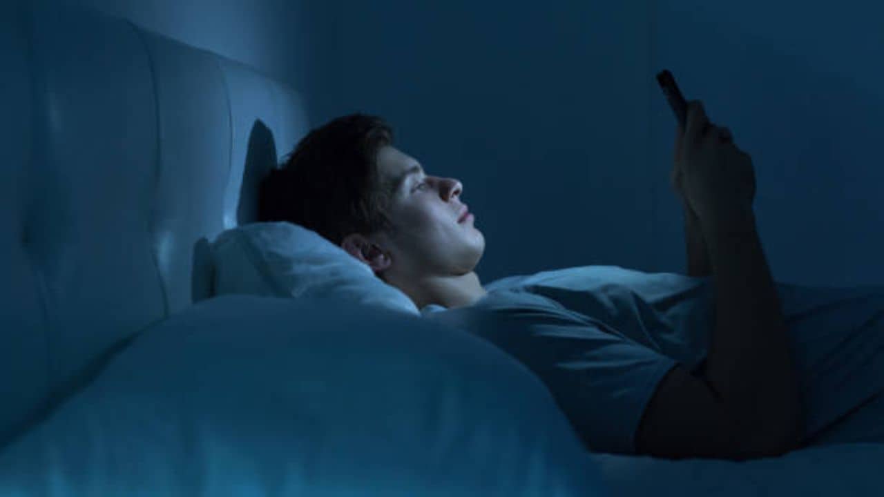 Late Night Sleep: রাতে অনেকক্ষণ জেগে থাকার অভ্যাস? জেনেই শরীরের এই সব ক্ষতি করছেন আপনি