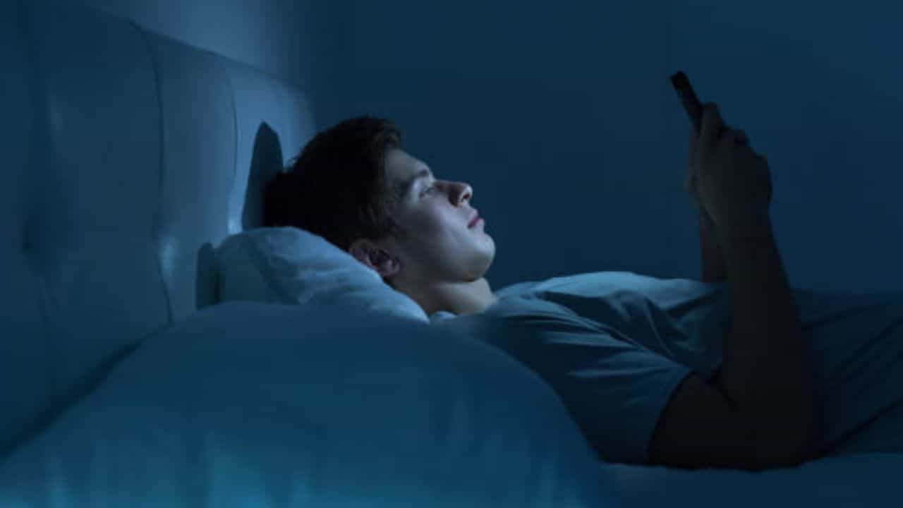 Late Night Sleep: রাতে অনেকক্ষণ জেগে থাকার অভ্যাস? জেনেই শরীরের এই সব ক্ষতি করছেন আপনি Late Night Sleep: রাতে অনেকক্ষণ জেগে থাকার অভ্যাস? জেনেই শরীরের এই সব ক্ষতি করছেন আপনি