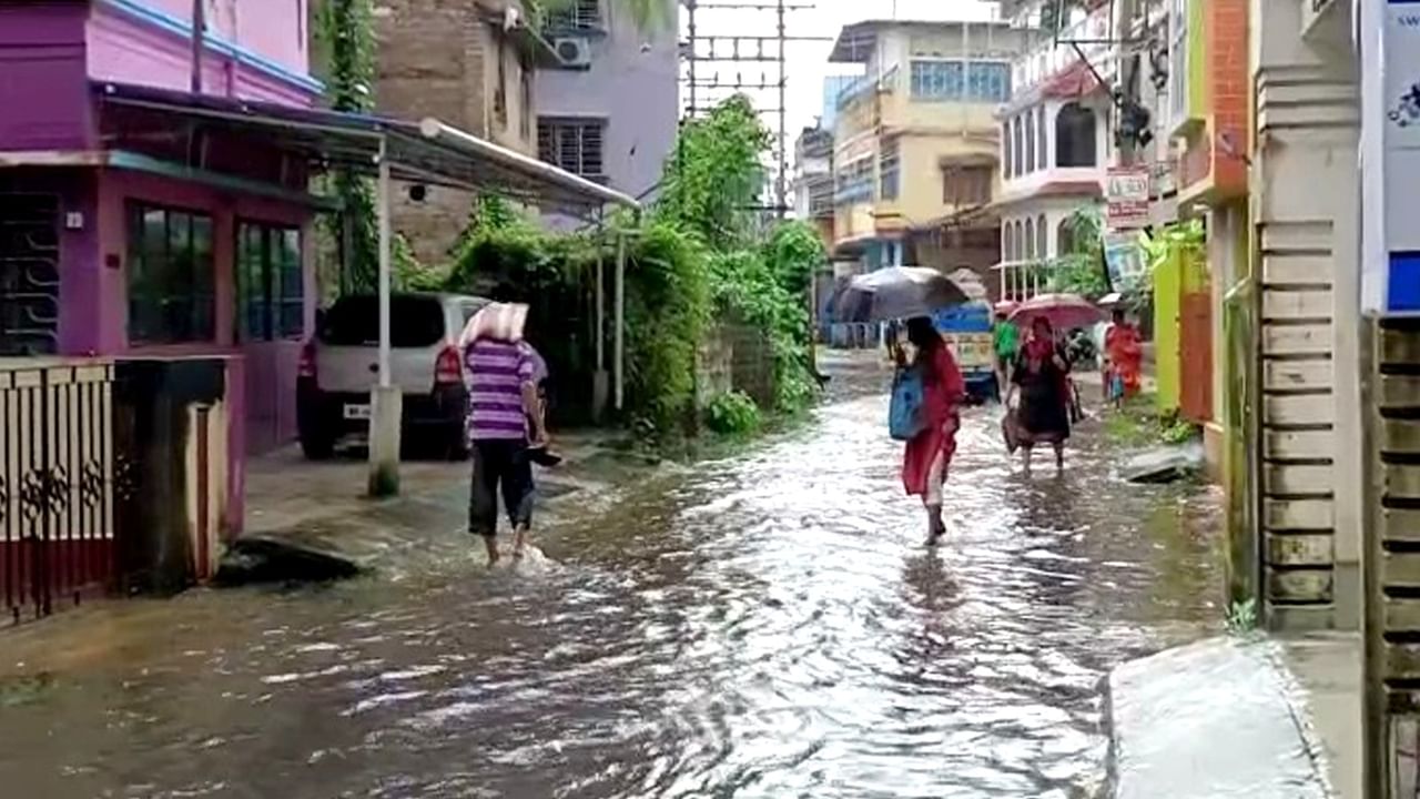 Sonarpur Heavy Rain: কলকাতার কাছেই জলমগ্ন অবস্থা