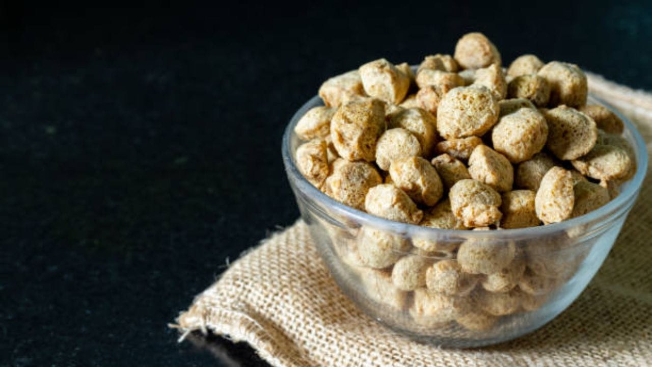 সোয়াবিনের মধ্যে তিনটে ডিম দিয়ে পেঁয়াজ কুচি, কাঁচালঙ্কা কুচি, হলুদ গুঁড়ো, লঙ্কা গুঁড়ো, গোলমরিচ গুঁড়ো, গরম মশলা গুঁড়ো হাফ চামচ, একটা সেদ্ধ করে রাখা আলু, একটু নুন আর এক চামচ চালের গুঁড়ো দিয়ে মেখে নিতে হবে 