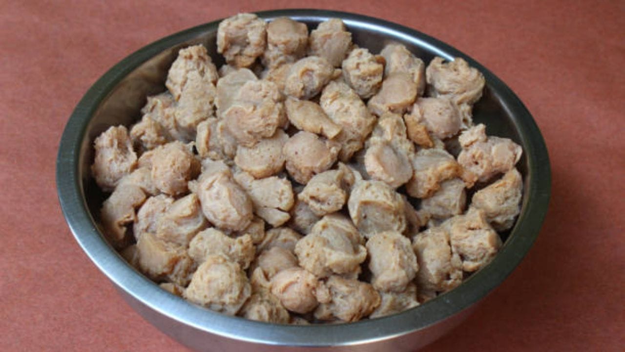 অবার তা ছেঁকে নামিয়ে নিয়ে জল দিয়ে ধুয়ে নিতে হবে। ৫ মিনিট পর ঠান্ডা হলে সোয়াবিনের জল চিপে নিয়ে তা গ্রাইন্ডারে নিয়ে পিষে নিতে হবে। খেয়াল রাখতে হবে যাতে সোয়াবিনের মধ্যে কোনও জল না থাকে