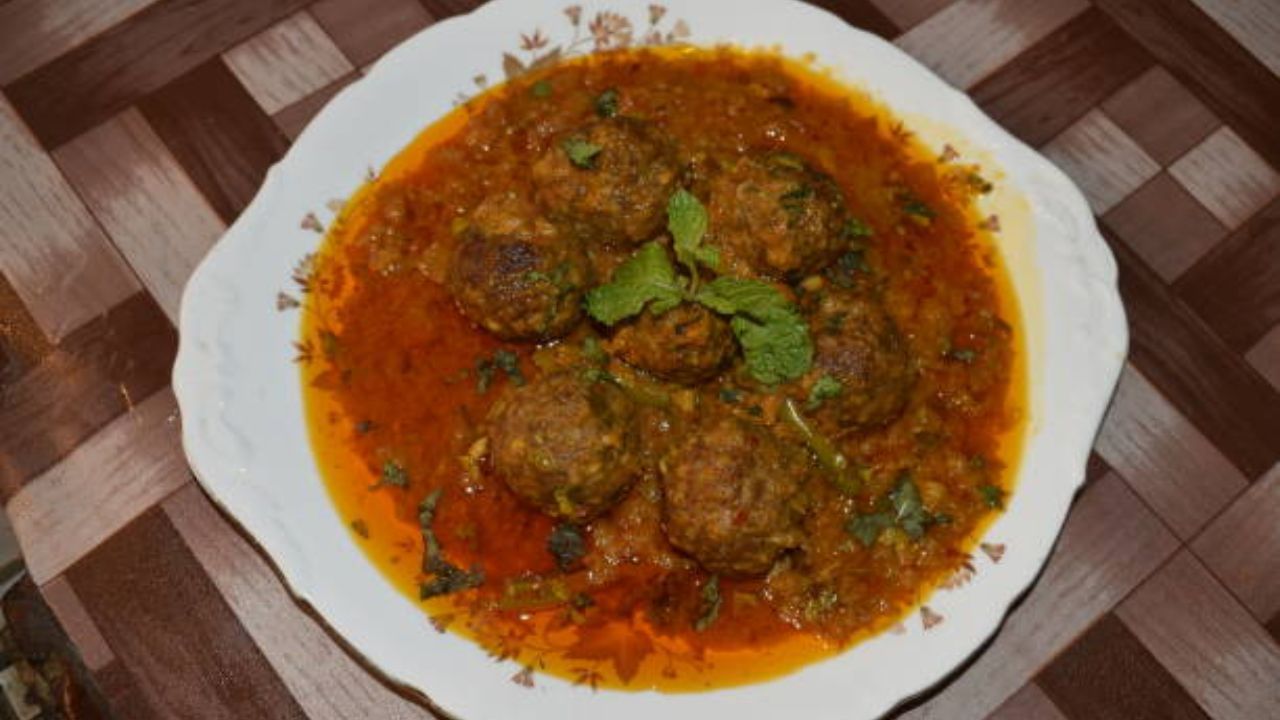 ঢাকা দিয় রান্না করে দেখতে হবে আলু সেদ্ধ হয়েছে কিনা। এবার ভেজে রাখা বড়া, পাঁচটা কাঁচালঙ্কা চেরা, হাফ চামচ গরম মশলা গুঁড়ো, চিনি, ধনেপাতা কুচি আর সামান্য ঘি ছড়িয়ে দিন। কম আঁচে দু মিনিট রান্না করলেই তৈরি ডিম-সোয়াবিনের বড়া। খেতে কিন্তু দারুণ হয়। 