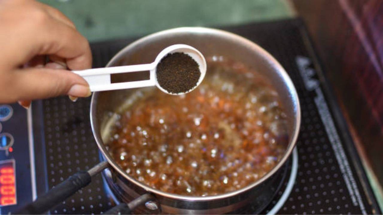 Reheating Tea: দুমিনিটের বেশি চা পাতা ফোটালেই বিপদ, হতে পারে ক্যানসারও