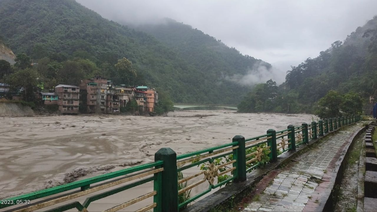 Sikkim Flash Floods Live: রাতভর বৃষ্টিতে সিকিমে হড়পা বান, নিখোঁজ ২৩ জন জওয়ান