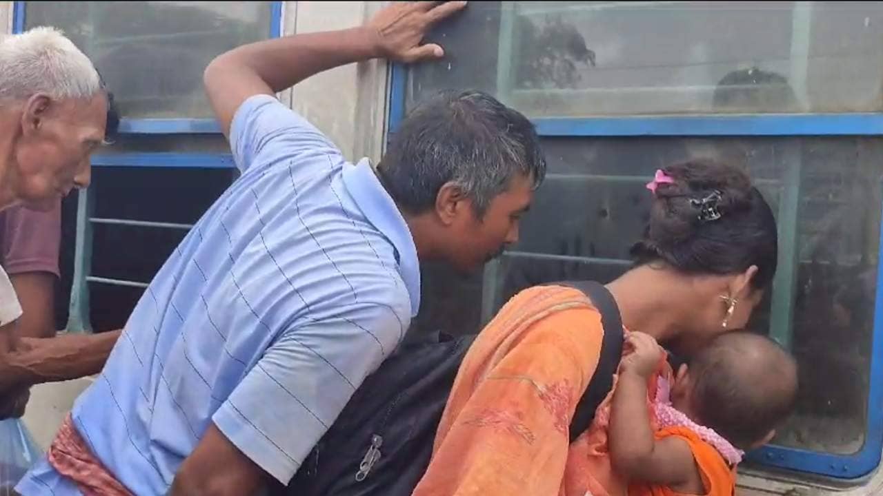 Canning Station: সিটের নীচে পা যেতেই আঁতকে উঠলেন যাত্রী, ক্যানিংয়ে ট্রেনের মধ্যেই উদ্ধার সদ্যজাতের মৃতদেহ