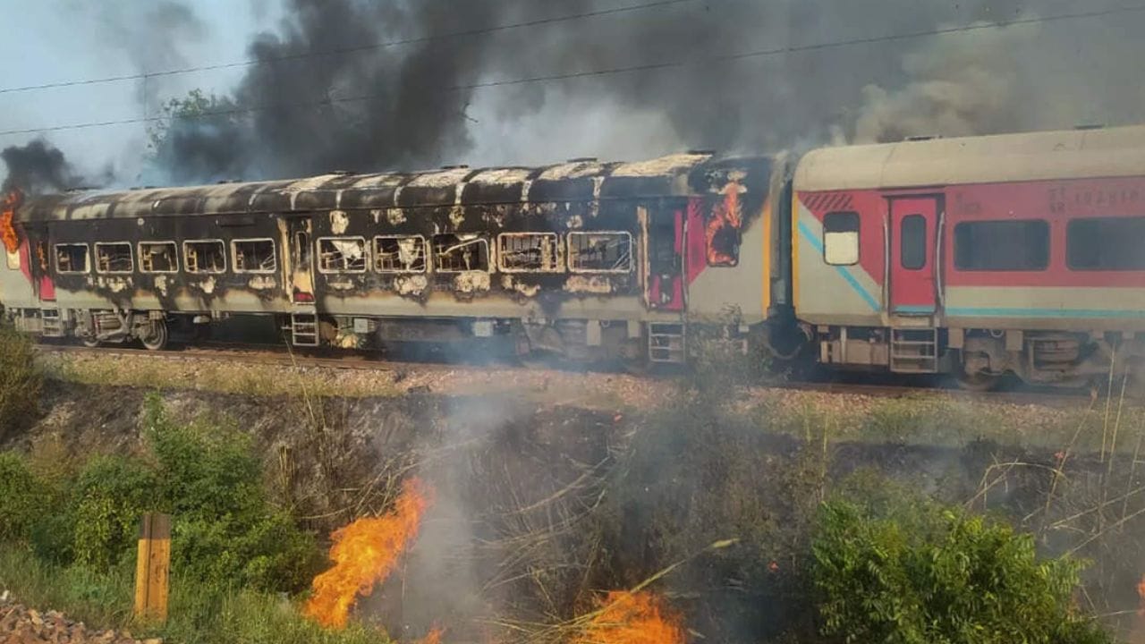 Fire Train Injan Fire in Patalkot Express: চলন্ত পাতালকোট এক্সপ্রেসে আগুন, পুড়ে গেল ২টি ...