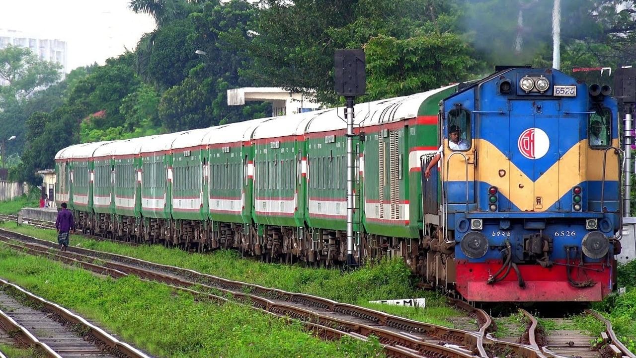 India Bangladesh Rail Service: দামি এখন বাংলাদেশের ট্রেন