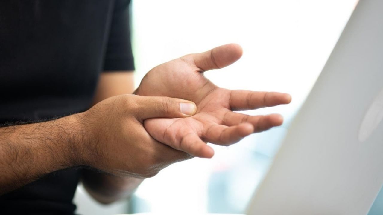 Triger Finger Disease: আপনার ট্রিগার ফিঙ্গার হয়নি তো?