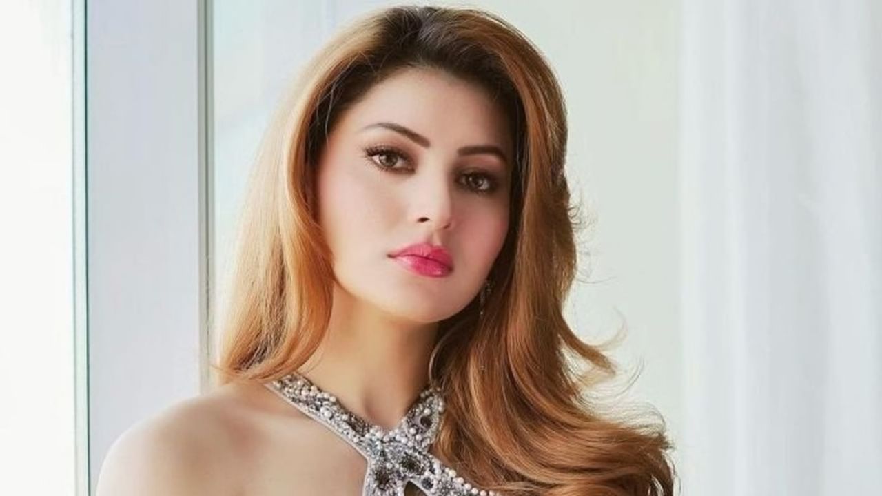 Urvashi Rautela in IND vs PAK Match: ভারত-পাক ক্রিকেট ম্যাচ দেখতে গিয়ে সোনার ফোন হারান উর্বশী