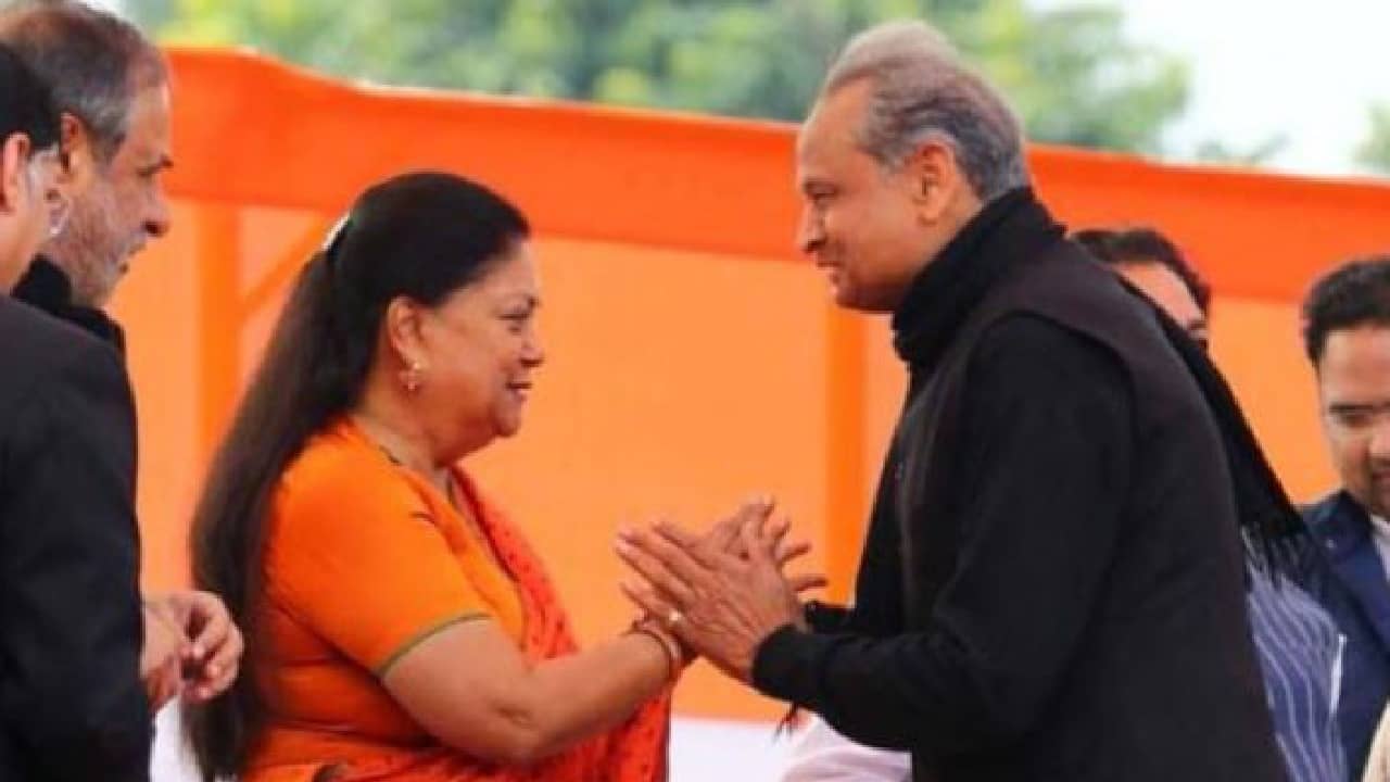 Ashok Gehlot: আমার জন্য বসুন্ধরাজিকে শাস্তি দেবেন না, বিজেপিকে অনুরোধ গেহলটের