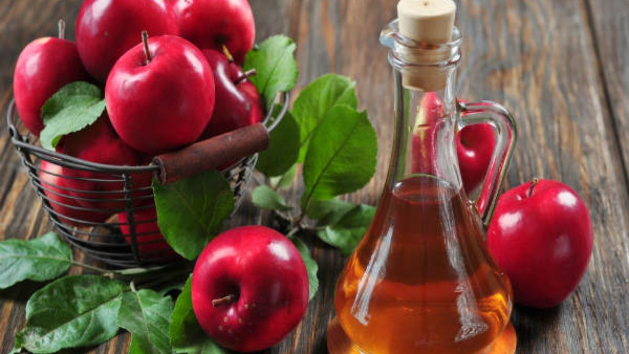 আঁচিলের সমস্যা থেকে মুক্তি পেতে ব্যবহার করতে পারেন অ্যাপেল সিডার ভিনিগার। এতে রয়েছে এমন উপাদান যা আঁচিল অপসারণে সাহায্য করে। তাই যে স্থানে আঁচিল রয়েছে সেখানে অ্য়াপেল সিডার ভিনিগার লাগান। উপকার পাবেন।