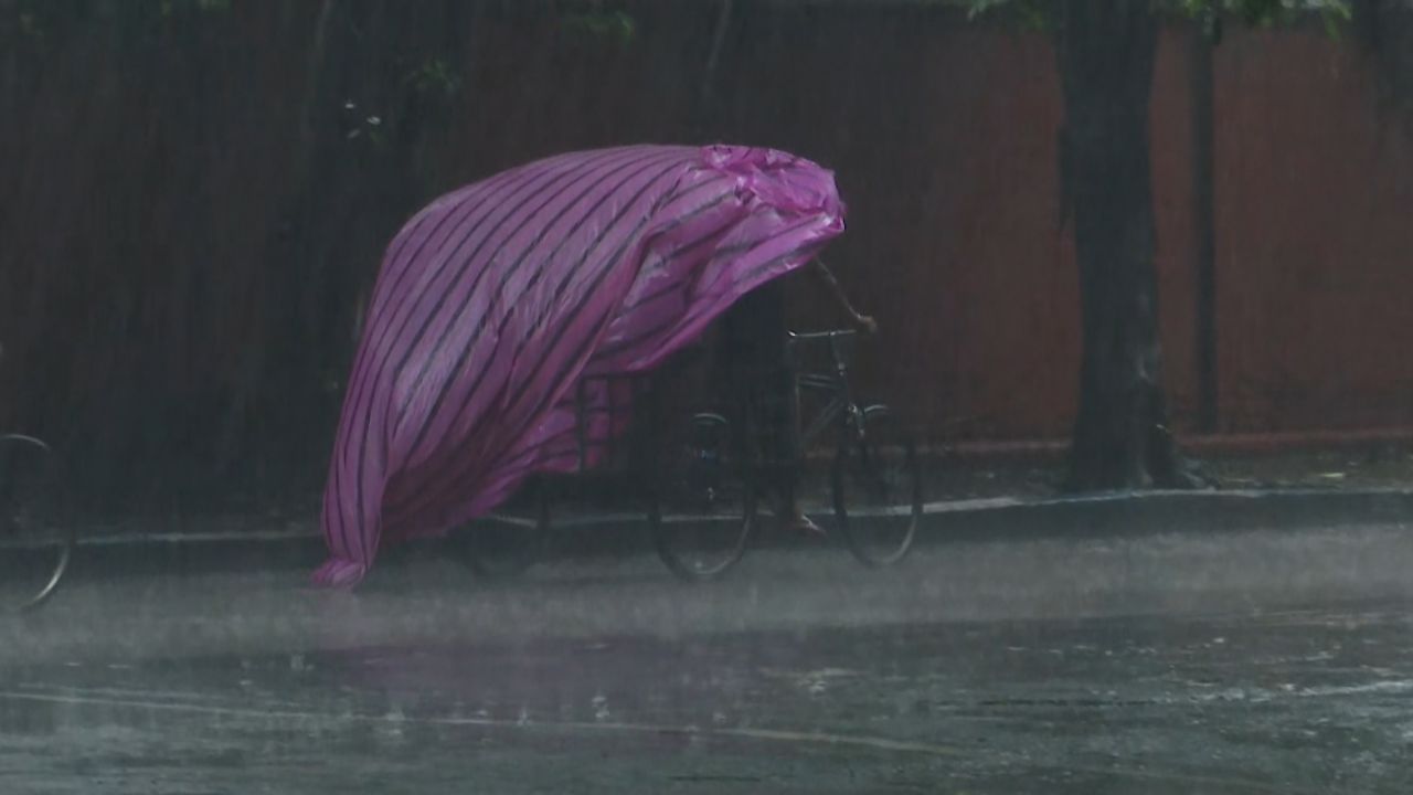 Bengal Weather: বাংলার গা ঘেঁষে নিম্নচাপ, ৪৮ ঘণ্টা বৃষ্টির পূর্বাভাস, কবে কাটবে দুর্যোগ?