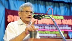 সকালেই ইয়েচুরির বাড়িতে হাজির পুলিশ, চলল তল্লাশি সকালেই ইয়েচুরির বাড়িতে হাজির পুলিশ, চলল তল্লাশি