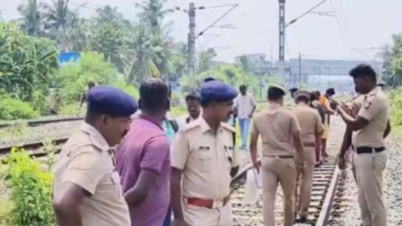 Train Accident: একজন মূক, একজন বধির, দশমীতে রেললাইন পার করতে গিয়ে কাটা পড়ল তিন ভাই