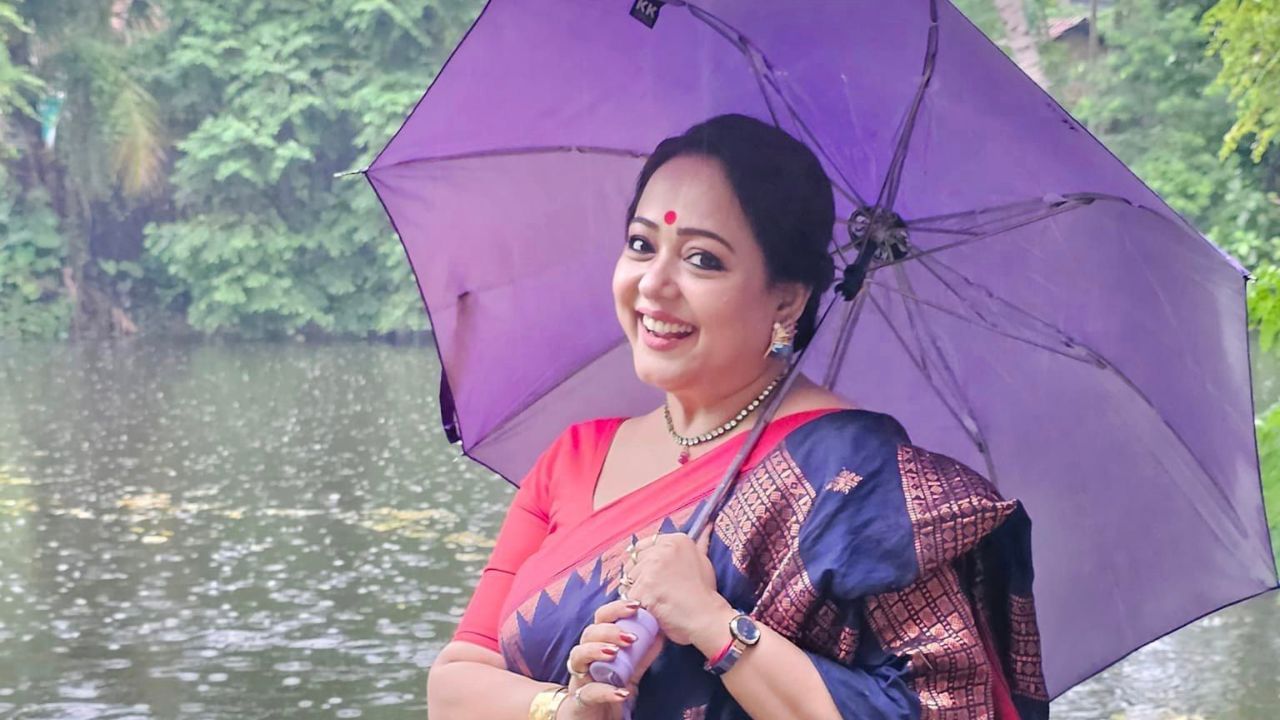 Aparajita Adhyay: ভাইরাল জ্বর থেকে উঠেই টানা ৮ ঘণ্টা জলে শুটিং; একবারের জন্যেও কেন ডাঙায় উঠেননি অপরাজিতা?