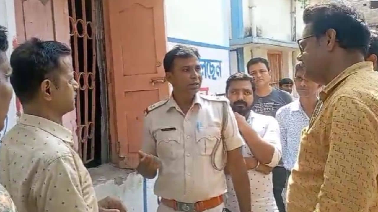 Bank Robbery: বন্ধ ব্যাঙ্কের ভিতর ডাকাতদল, সব গেল বুঝি; ভয়ে কাঁটা আমানতকারীরা