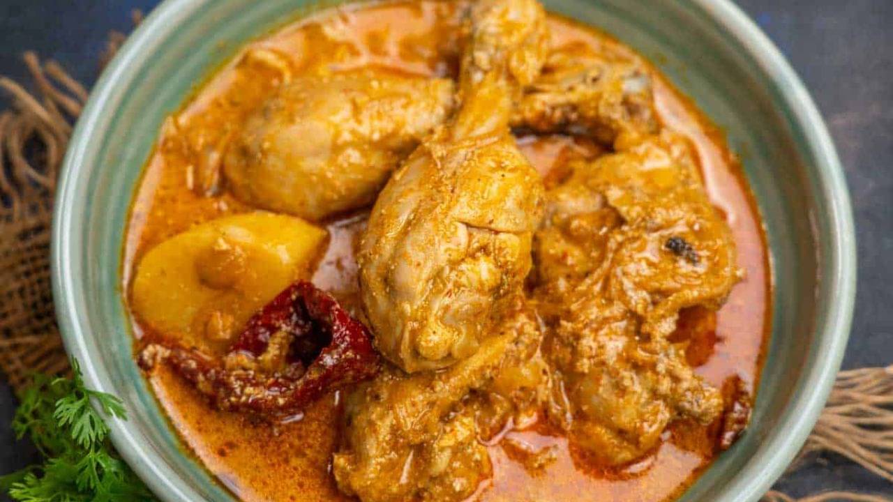 Easy Chicken Recipe: কষা-ঝোল খেয়ে বিরক্ত? এবার বাঙালি স্টাইলে বানিয়ে নিন পেপার চিকেন