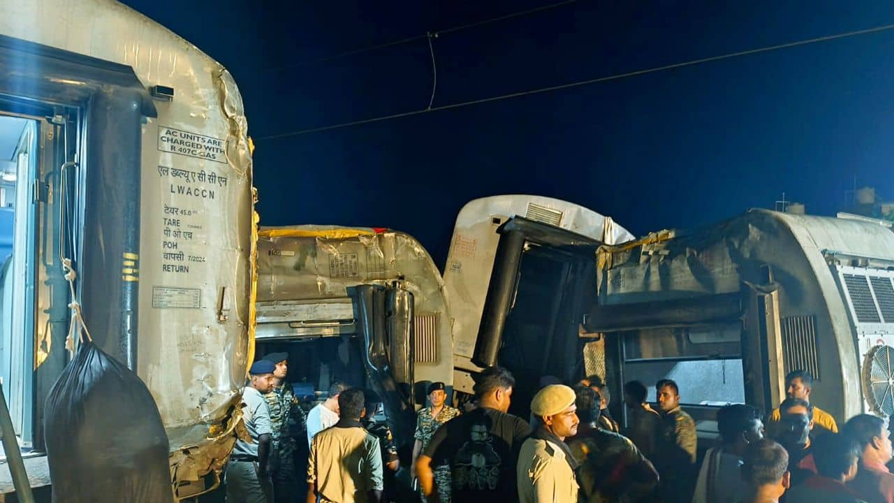 Bihar Train Accident: লাইনচ্যুত নর্থ ইস্ট এক্সপ্রেসের ২১টি কামরাই, বিহারে রেল দুর্ঘটনায় মৃত কমপক্ষে ৪