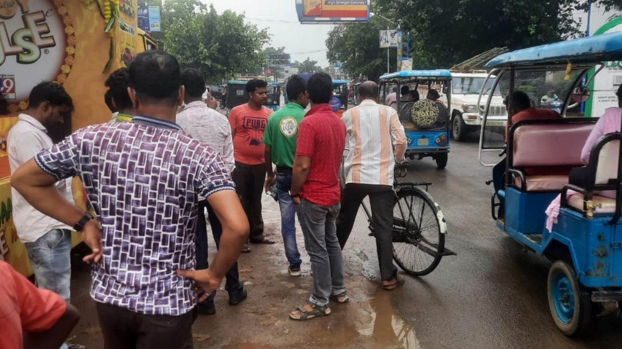 বোলপুর শহরে ট্যাবলোটি ঢুকতেই উপচে পড়ে মানুষের ভিড়। জামবুনি বাসস্ট্যান্ডে ট্যাবলো যেতেই বিভিন্ন বয়সিরা ভিড় জমান।