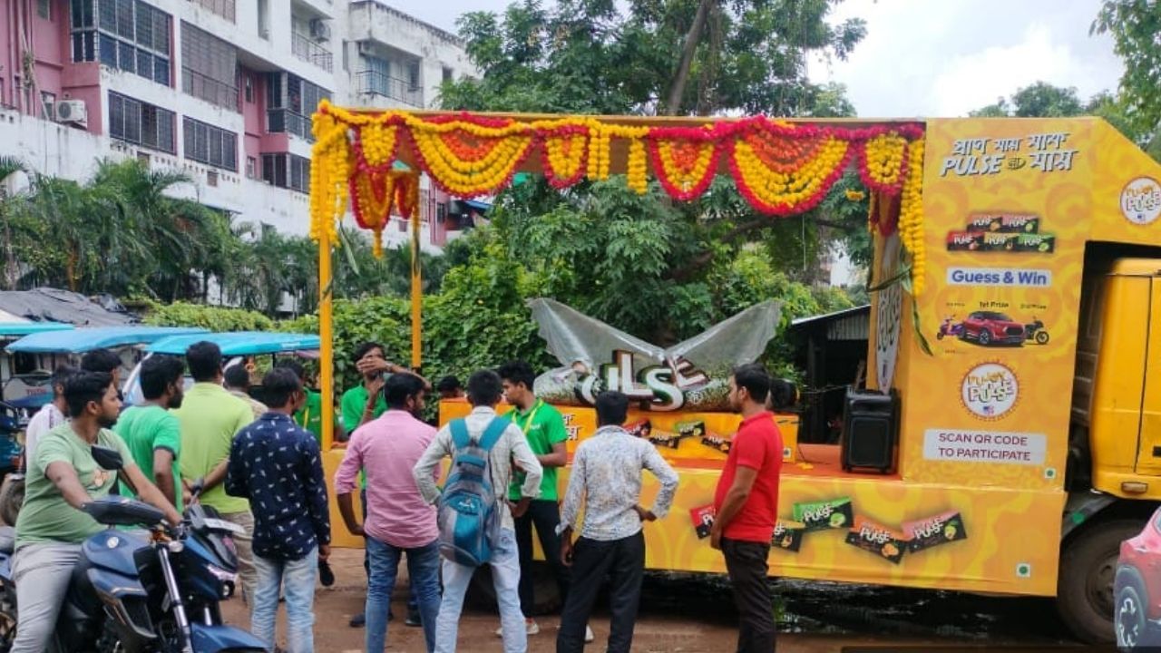  সঙ্গে ট্যাবলোতে আছে কিউআর কোড। সেই কোডে স্ক্যান করে নাম, ঠিকানা লিখে দিতে হবে। থাকছে ব্র্যান্ড নিউ গাড়ি জেতার সুযোগ। প্রথম পুরস্কার চার চাকার গাড়ি, দ্বিতীয় পুরস্কার বাইক, তৃতীয় পুরস্কার স্কুটি।