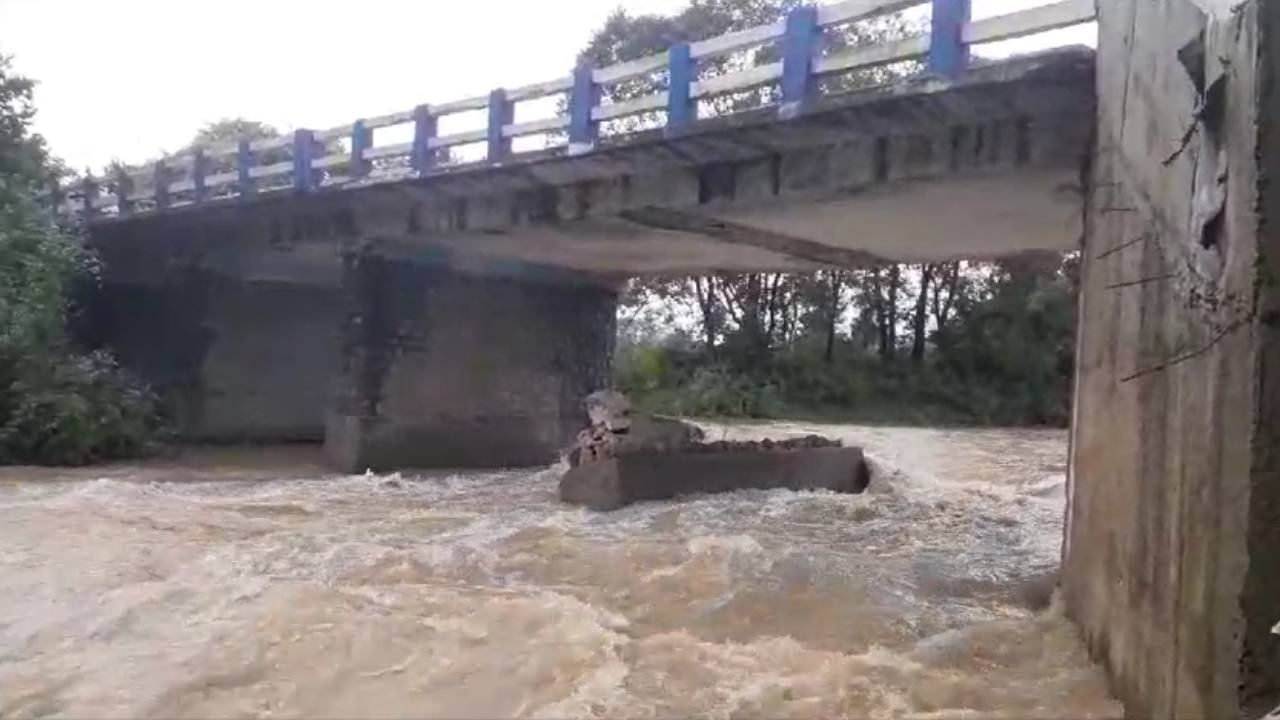 River Bridge: সেতুর পিলার ভাসল জলের তোড়ে, ঝাড়খণ্ডের সঙ্গে যোগাযোগ বিচ্ছিন্ন