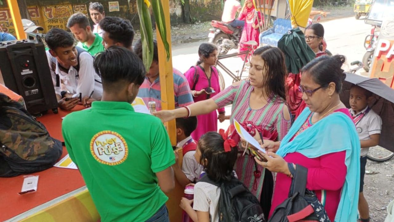 কোচবিহারে ট্যাবলো পৌঁছতেই উচ্ছ্বাস সকলের মধ্যে। প্রতিযোগিতায় অংশ নিয়ে পুরস্কারও জিতেছেন অনেকেই।