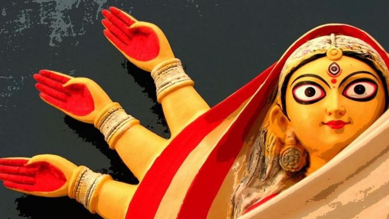 আর মাত্র কয়েকটা দিন। তারপরেই শুরু হবে বাঙালির সেরা ও সবচেয়ে বড় উত্সব। পুজোর শপিং থেকে প্যান্ডেল, এই মুহূর্তে চলছে প্রস্তুতি তুঙ্গে। মহালয়ার মাধ্যমে পিতৃপক্ষের অবসান, তারপরই সূচনা হবে দেবীপক্ষের।