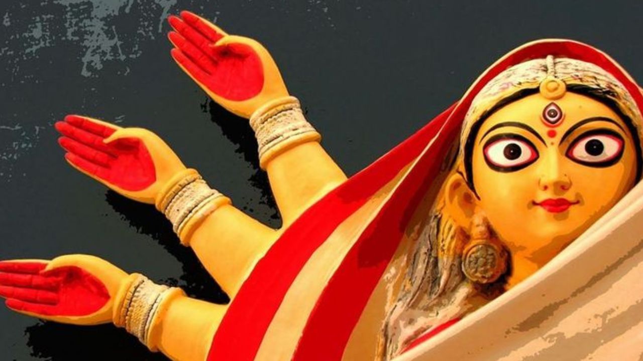 আর মাত্র কয়েকটা দিন। তারপরেই শুরু হবে বাঙালির সেরা ও সবচেয়ে বড় উত্‍সব। পুজোর শপিং থেকে প্যান্ডেল, এই মুহূর্তে চলছে প্রস্তুতি তুঙ্গে। মহালয়ার মাধ্যমে পিতৃপক্ষের অবসান, তারপরই সূচনা হবে দেবীপক্ষের। 