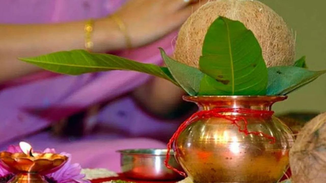 নয়দিন উপোস করলে প্রথমা ও অষ্টমীতে উপবাস রেখে কলশ স্থাপন করা হয়। দেবী পুরাণ অনুসারে, দেবী ভগবতী পুজো করা র আগে কলশ প্রতিষ্ঠা করা আব্যশিক। পুজোর সময়, দেবীর শক্তির প্রতীক ও তীর্থস্থান হিসাবে কলশ স্থাপন করা হয়। এই কলশ হল সম্পদ, সুখ, সমৃদ্ধির প্রতীক। হিন্দু মতে, ব্রহ্মা, বিষ্ণু, শিব ও দিব্য মাতৃশক্তি বাস করেন এই কলশে।