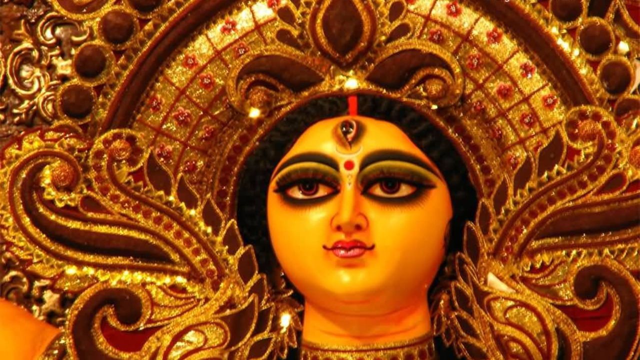 হিন্দু ধর্মমতে,নবরাত্রির প্রথম দিনে দুর্গা বাহনে চড়ে সপরিবারে কৈলাস থেকে মর্ত্যে আগমন করেন। যদি নবরাত্রির সময় উপবাস পালন করেন, তাহলে পুজো করার আগে দেবী দুর্গাকে আহ্বান করা উচিত। রীতি মেনে তাঁকে স্বাগত জানানো উচিত।