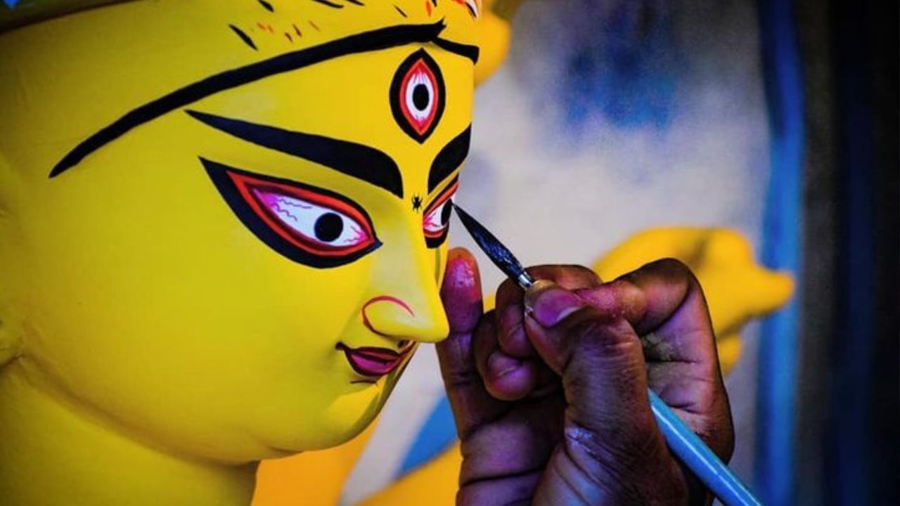 বিশ্বাস করা হয়, নবরাত্রির সময় উপবাস পালন করে রীতি অনুযায়ী দুর্গার আরাধনা করা হয়। যাঁরা দেবীকে তুষ্ট করতে উপবাস ও পুজো করেন, তাঁরা দেবীর অপার আশীর্বাদ পান ও ইচ্ছেও পূরণ করেন। দুর্গাপুজোর সময় বিশেষ ৫ কাজ না করলেদেবীপক্ষের উপবাস ও পুজো অসম্পূর্ণ থেকে যায়। 