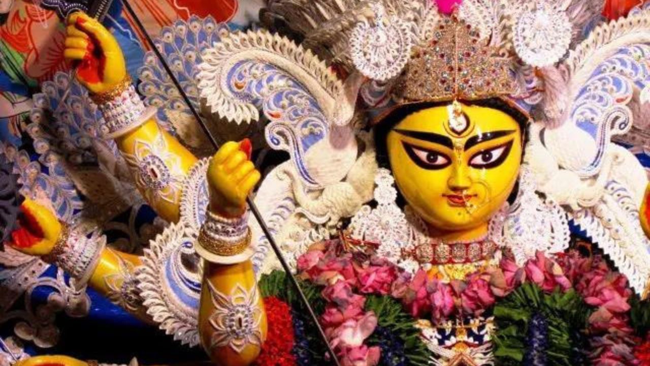 হিন্দু ক্যালেন্ডার অনুসারে, আগামী ১৫ অক্টোবর, আশ্বিন মাসের শুক্লপক্ষের প্রতিপদ তিথি থেকে শুরু হতে চলেছে শারদীয়া নবরাত্রি। এদিন থেকে দেবী দুর্গার নয়টি রূপ রীতি অনুযায়ী পুজো করা হয়। ঘরে সুখ-শান্তি ও সমৃদ্ধি বজায় রাখার জন্য বহু ভক্ত উপবাস পালন করা হয়। 