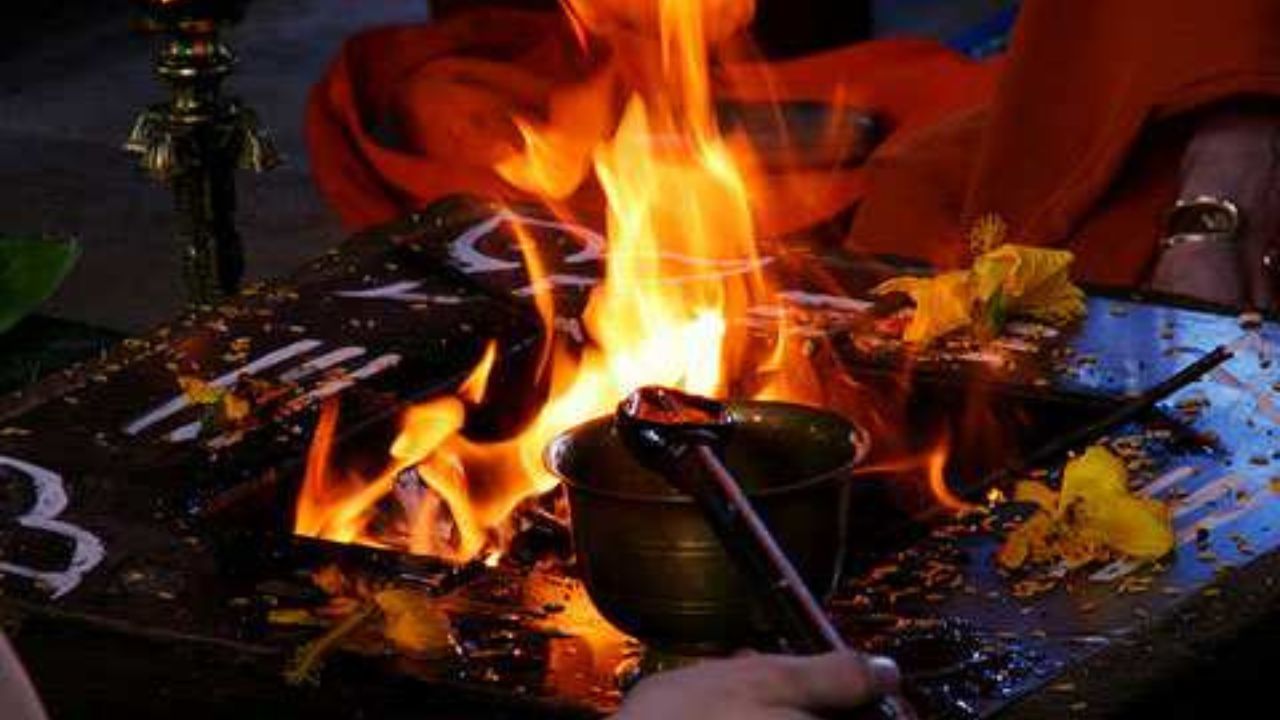 নবরাত্রিতে যজ্ঞেরও গুরুত্ব দেওয়া হয়েছে। মহামায়ার পুজোয় যজ্ঞ ছাড়া পূজাপুজো সবসময় অসম্পূর্ণ থকে যায়। যজ্ঞের সময় যে যে উপকরণগুলি অর্পণ করা হয়, তা হল নবগ্রহ। এই নবগ্রহ দেব-দেবীরা গ্রহণ করে থাকে। হিন্দুমতে, যজ্ঞ করা মানসিক শান্তি ও ইতিবাচক শক্তি প্রদান করে বলে মনে করা হয়। 