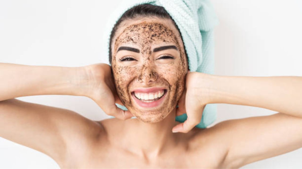 ফেসিয়াল করানোর পর আর কোনও ফেসপ্যাক বা স্ক্রাব মুখে ব্যবহার করবেন না। এতে ত্বকের উপর চাপ পড়ে এবং ত্বকের মারাত্মক ক্ষতি হয়। 