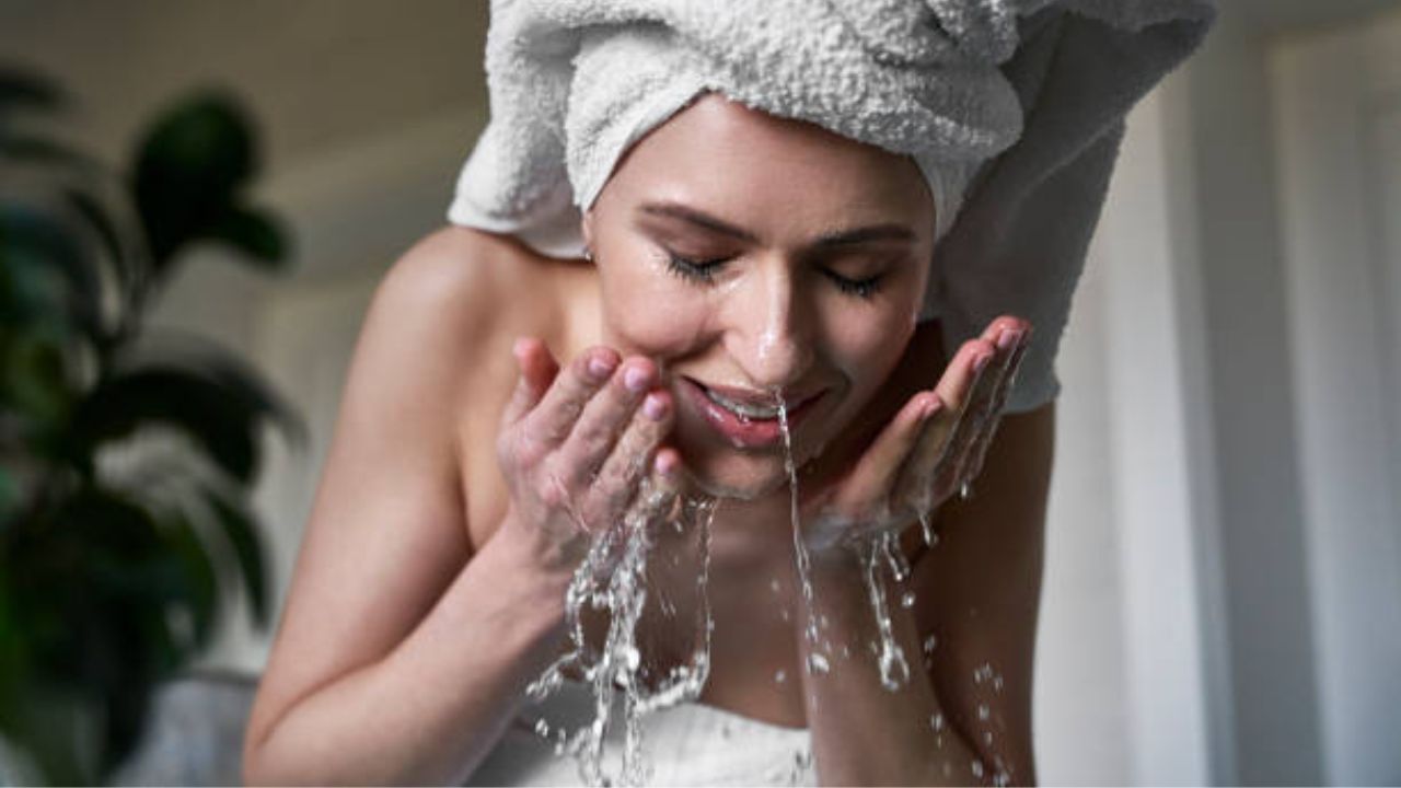 ফেসিয়াল করানোর পরও ত্বকের যত্ন নিতে হয়। ফেসিয়াল করানোর পরের দিন ক্লিনজার দিয়ে মুখ পরিষ্কার করুন। ক্লিনজারের পাশাপাশি মুখে ময়েশ্চারাইজার ব্যবহার করতে ভুলবেন না। এটা ত্বকের জন্য জরুরি।