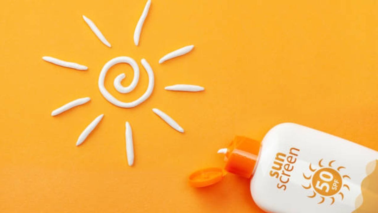 দিনের বেলা ফেসিয়াল করিয়ে পার্লার থেকে বেরোনোর পর অবশ্যই সানস্ক্রিন ব্যবহার করুন। যদিও ফেসিয়াল করানোর পর সূর্যালোকে না বেরোনোই ভাল। তাই সন্ধের দিকে ফেসিয়াল করান। 