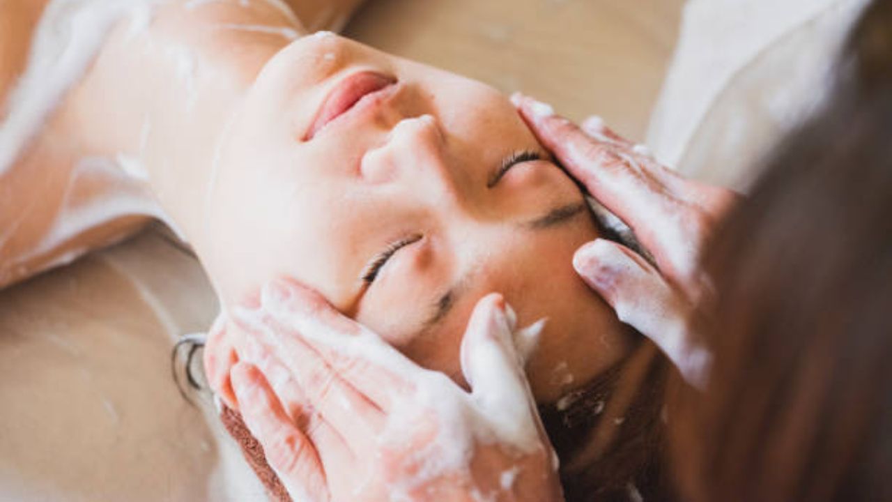 পুজো আসতে আর ২ সপ্তাহও বাকি নেই। পাড়ার মোড় থেকে শপিং মল—চারিদিকে সাজো-সাজো রব। তাই আপনিই বা পিছিয়ে থাকেন কেন! যদিও ইতিমধ্যে অনেকেই লাইন দিয়েছে পার্লারের বাইরে।