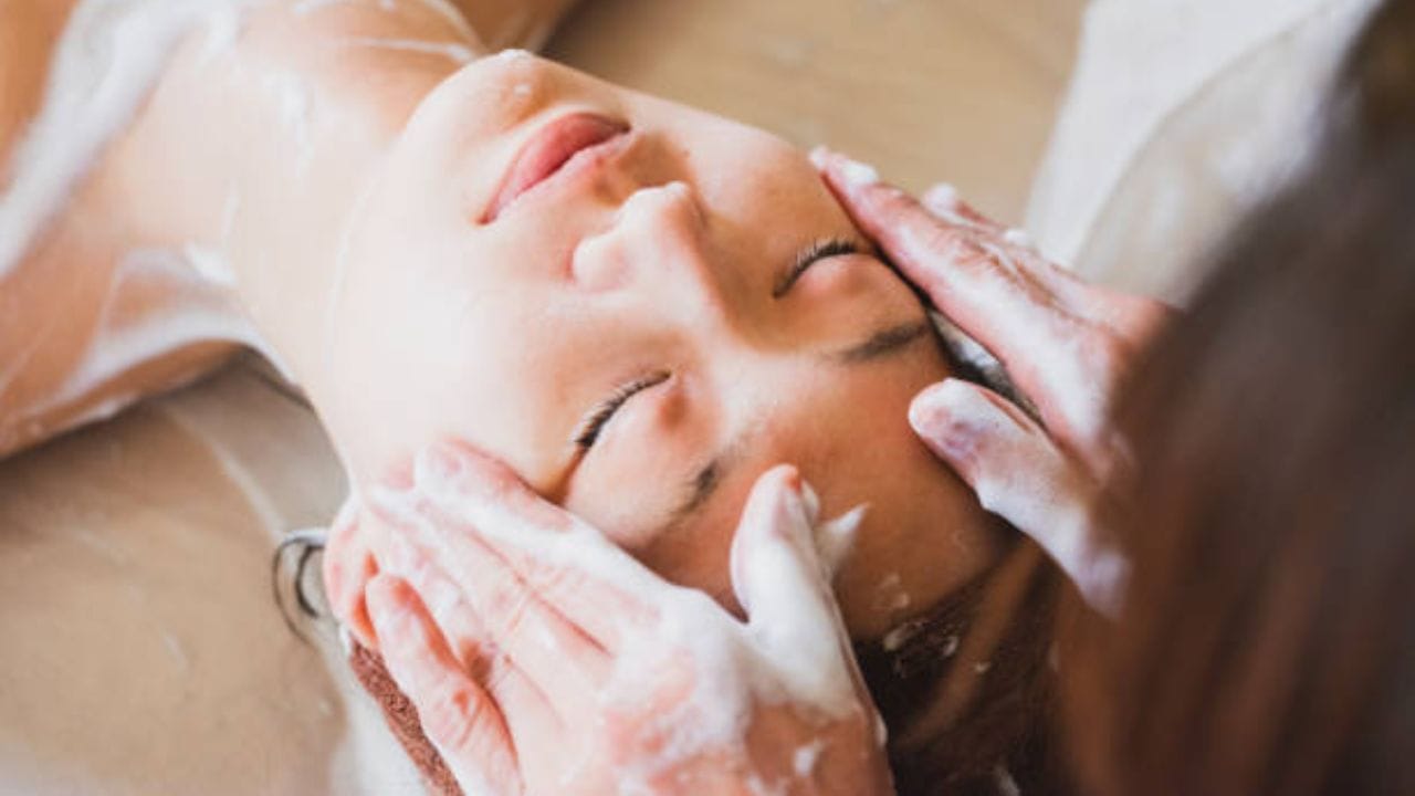 পুজো আসতে আর ২ সপ্তাহও বাকি নেই। পাড়ার মোড় থেকে শপিং মল—চারিদিকে সাজো-সাজো রব। তাই আপনিই বা পিছিয়ে থাকেন কেন! যদিও ইতিমধ্যে অনেকেই লাইন দিয়েছে পার্লারের বাইরে।