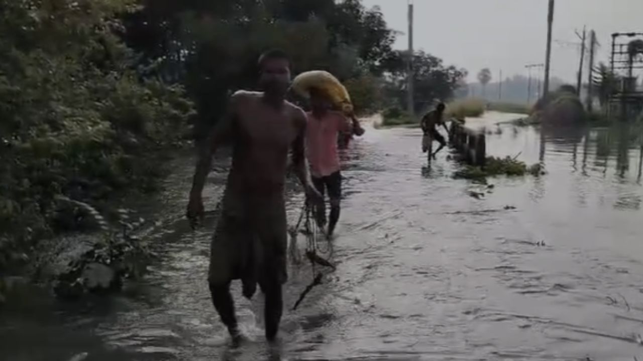 Sundarban: অঝোর বৃষ্টিতে বসল বাঁধ, সুন্দরবনের উপকূলবর্তী এলাকার বাসিন্দারা প্রহর গুনছেন